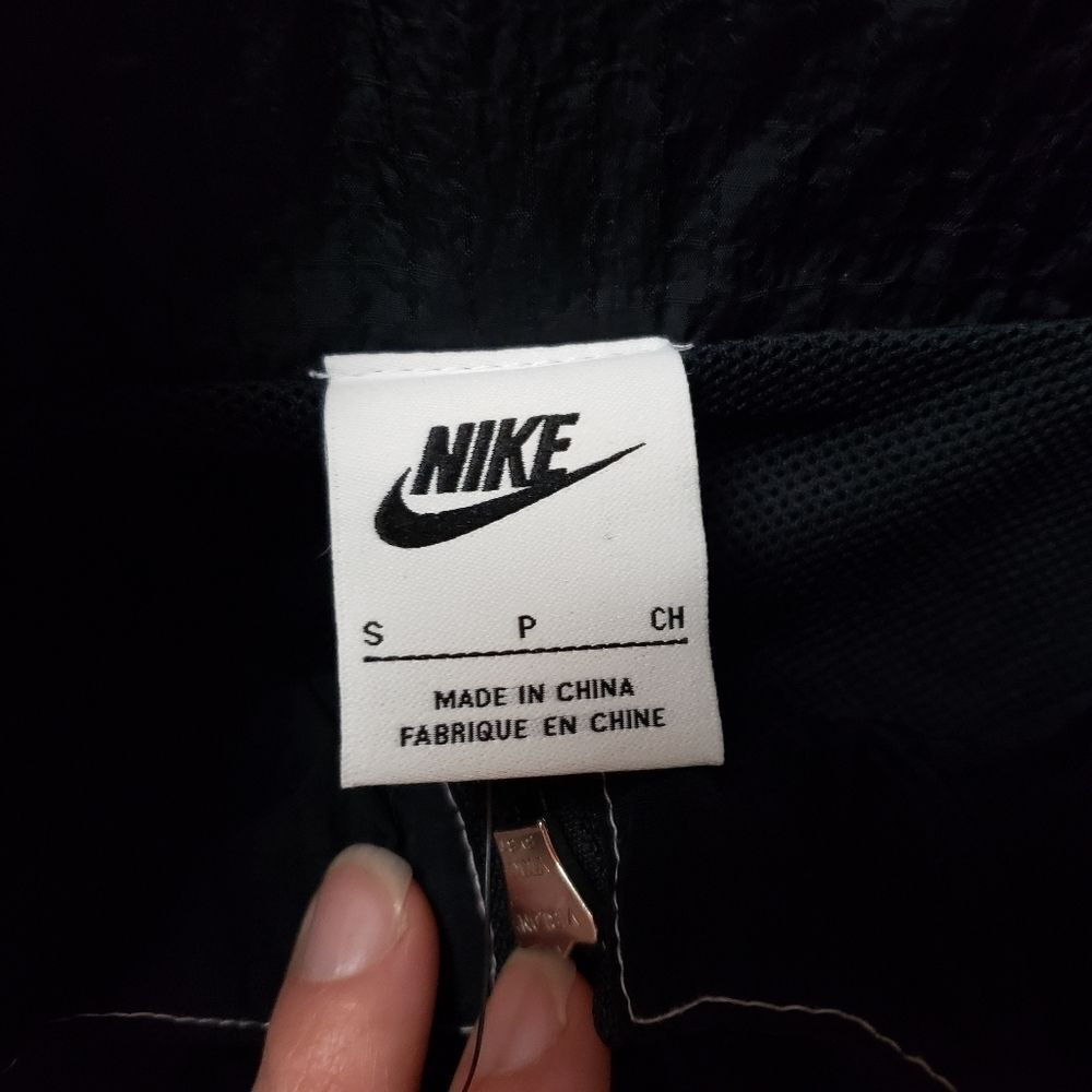 NIKE NEW Women’s Sportswear Swoosh Repel Woven Oversized Jacket NWT DR6132-010 - Picture 8 of 15